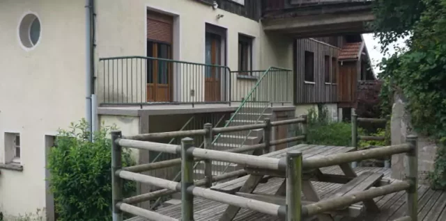 Le gîte Brimbelles et sa terrasse. Angle Nord-Est de la maison