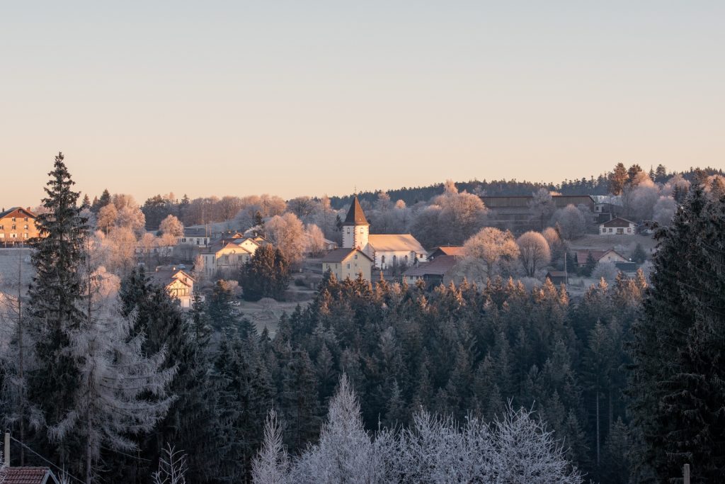 Le Haut-du-Tôt et son église, matin givré (Crédit : VéGé)