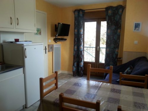 Cuisine, réfrigérateur et TV