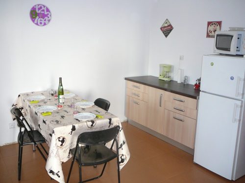 Espace repas du gîte Refuge