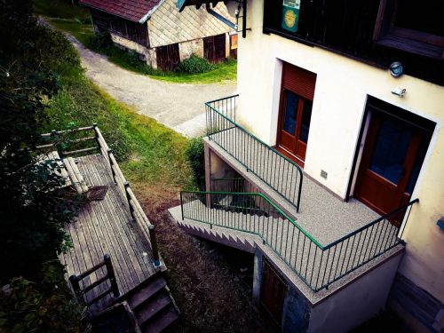 Entrée et porte fenêtre du gite Brimbelles, balcon et terrasse